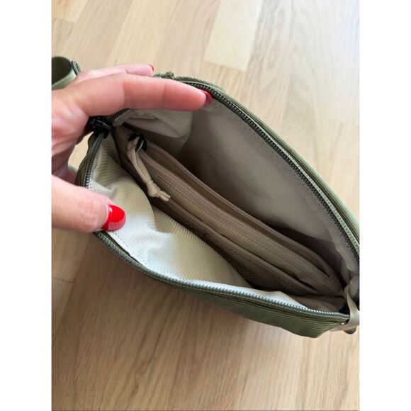 THULE Paramount 2L Crossbody Bag Green - Picture 8 of 11